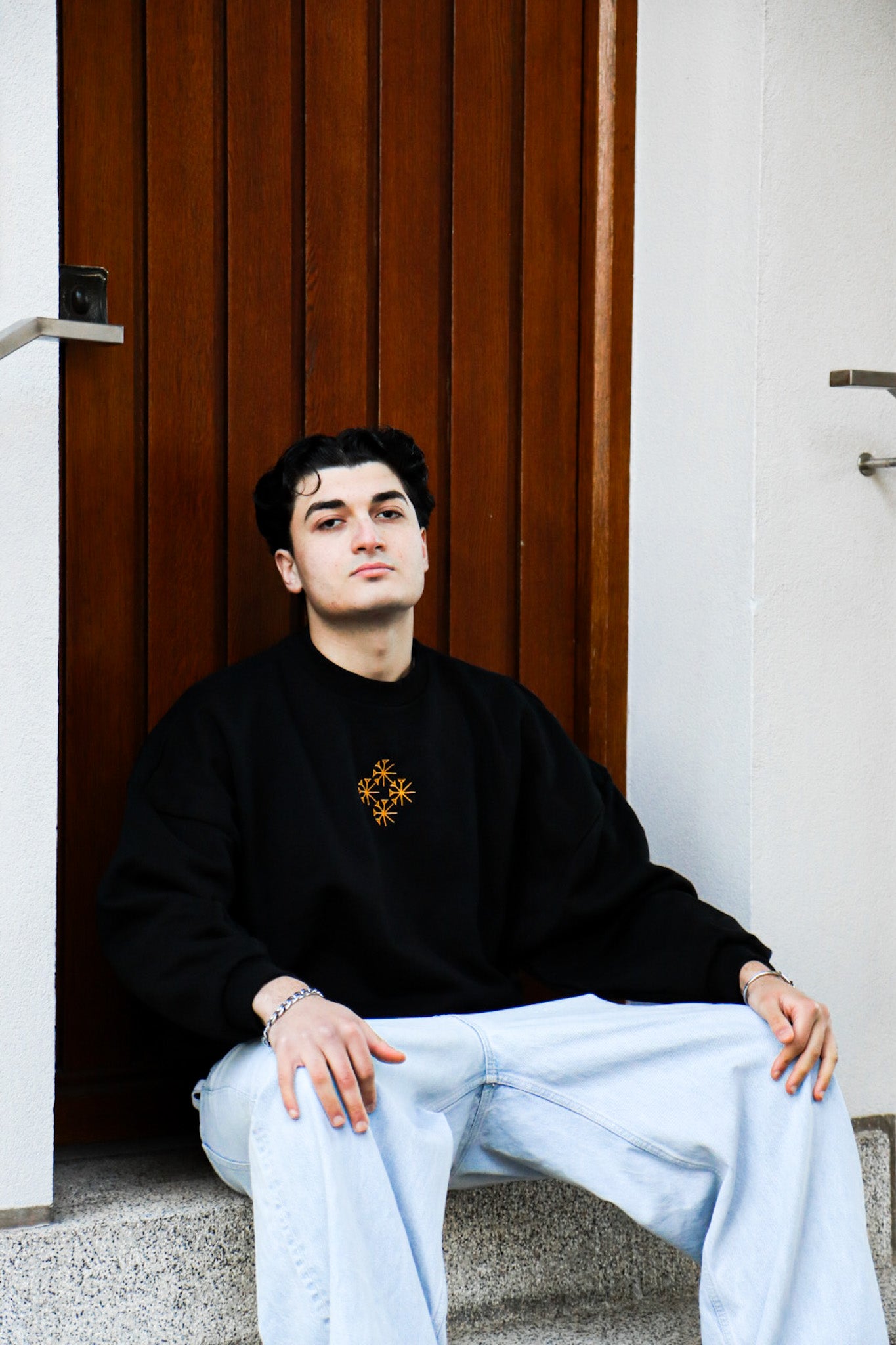 Sweater Schwarz mit goldenem Logo