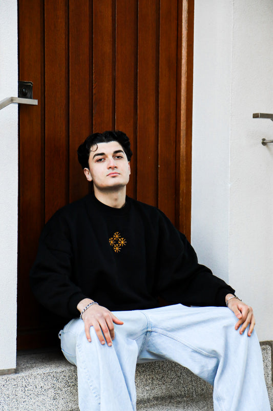 Sweater Schwarz mit goldenem Logo